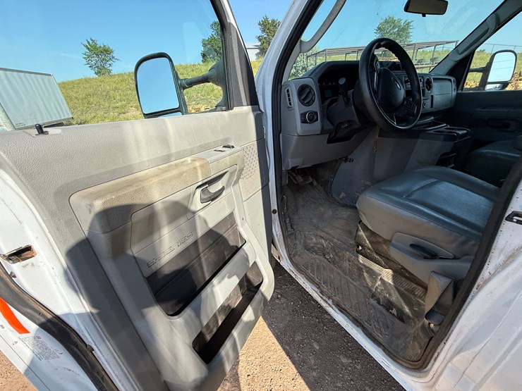 2022-ford-cargo-image-30