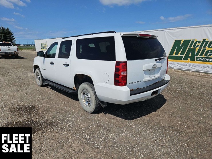 2011-chevrolet-suburban-image-3