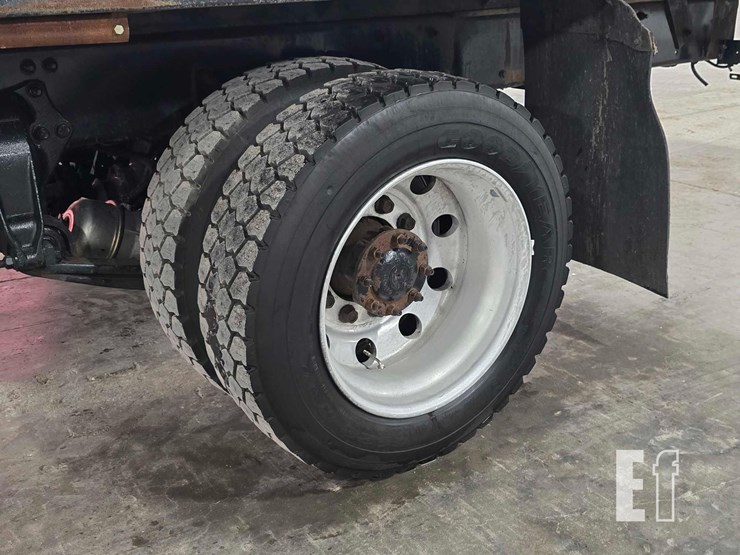 2015-freightliner-business-class-m2-106-image-23