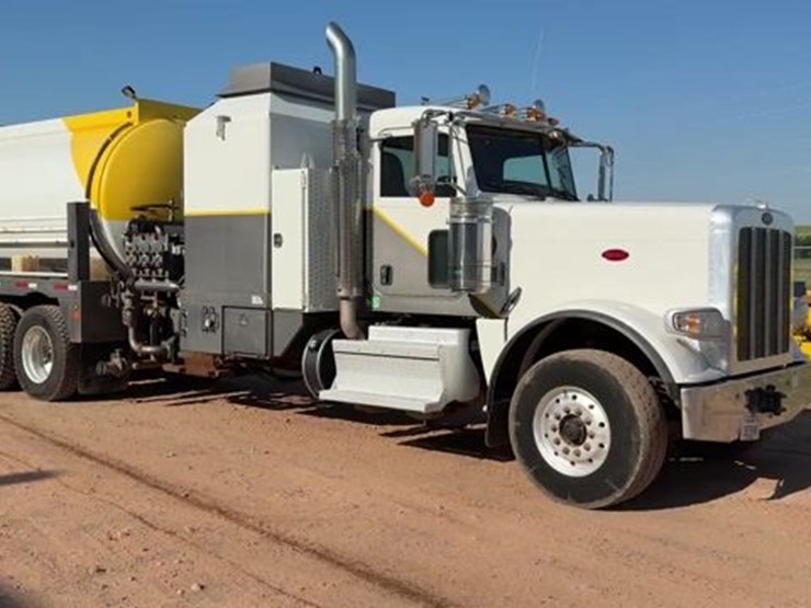 2019-peterbilt-389-image-1