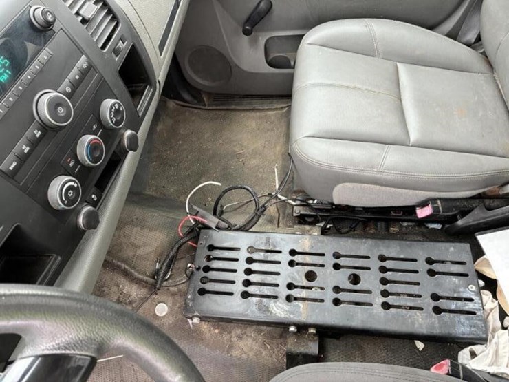 2013-chevrolet-silverado-2500-image-17