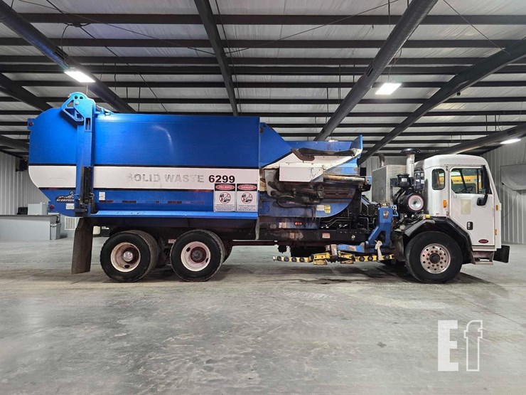 2015-peterbilt-320-image-6