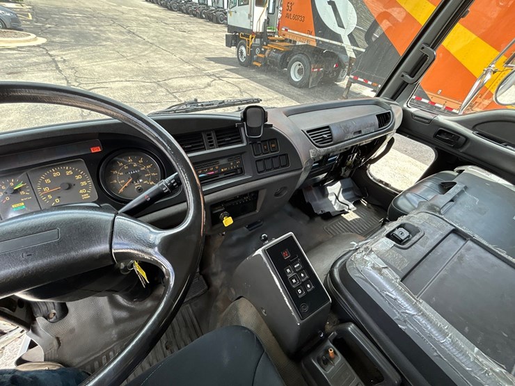 2001-gmc-t7500-image-49