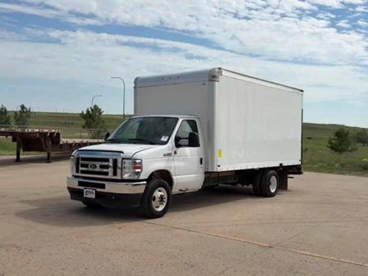 2022-ford-cargo-image-1