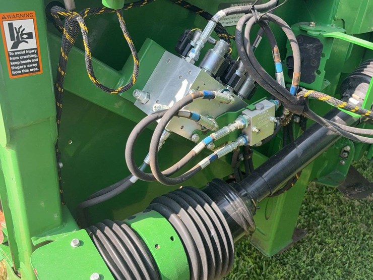 2018-john-deere-12-image-28