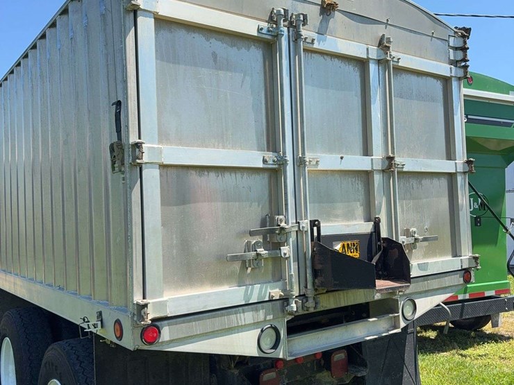 2002-freightliner-fl80-image-29