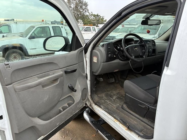 2013-chevrolet-silverado-2500-image-12