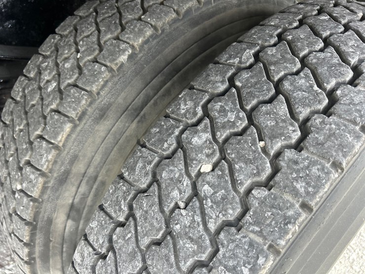 2001-gmc-t7500-image-68