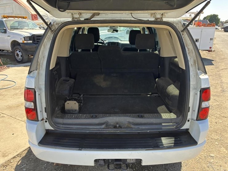 2010-ford-explorer-image-15