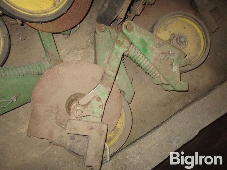john-deere-planter-fertilizer-openers/disc-assemblies-image-13
