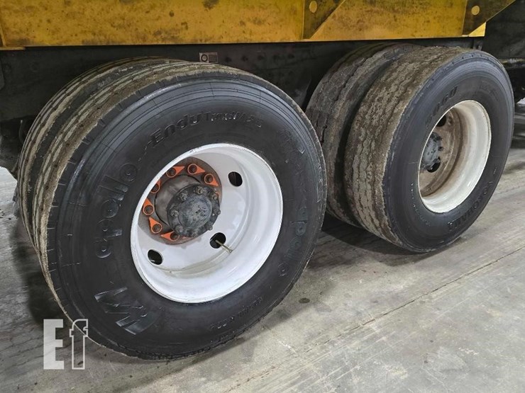 2018-peterbilt-320-image-33