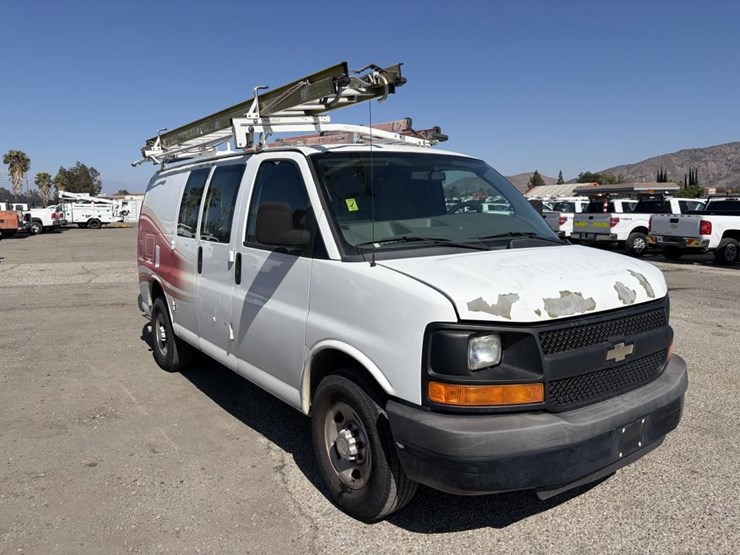 2012-chevrolet-express-2500-image-2