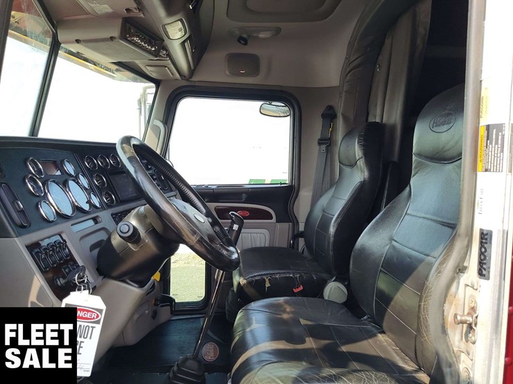 2018-peterbilt-389-image-36