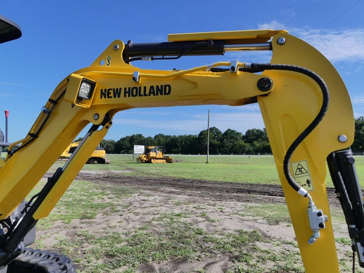 new-holland-e17c-image-10