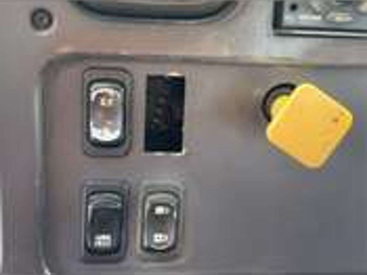 2007-freightliner-m2-106-image-30