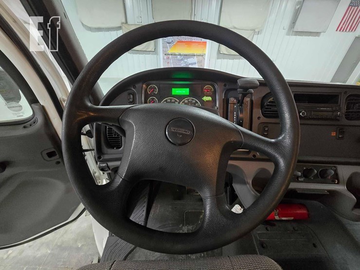 2017-freightliner-business-class-m2-106-image-10