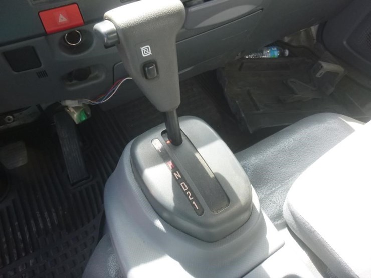 2017-isuzu-nrr-image-14