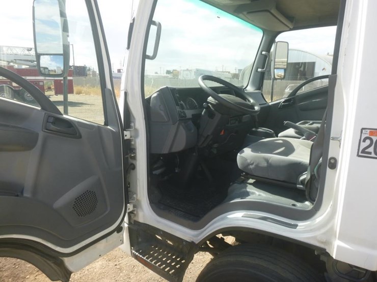 2017-isuzu-nrr-image-11