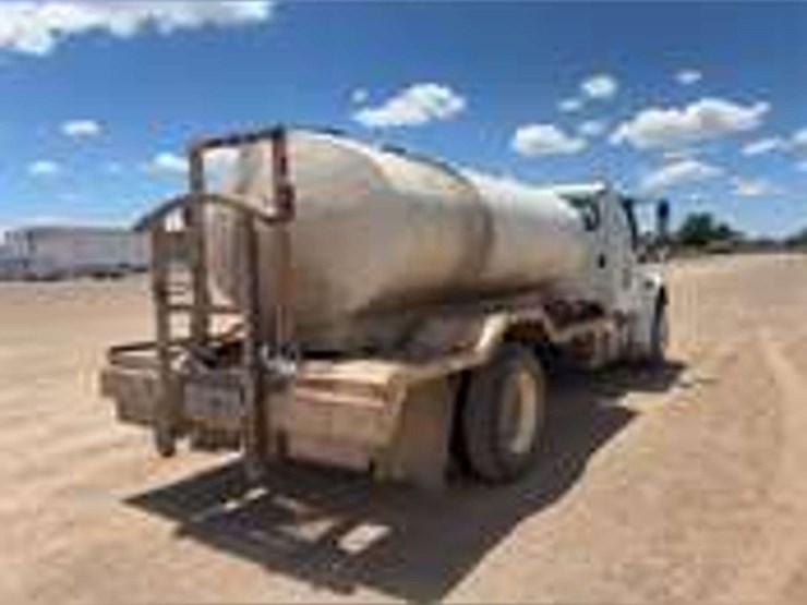 2007-freightliner-m2-106-image-3