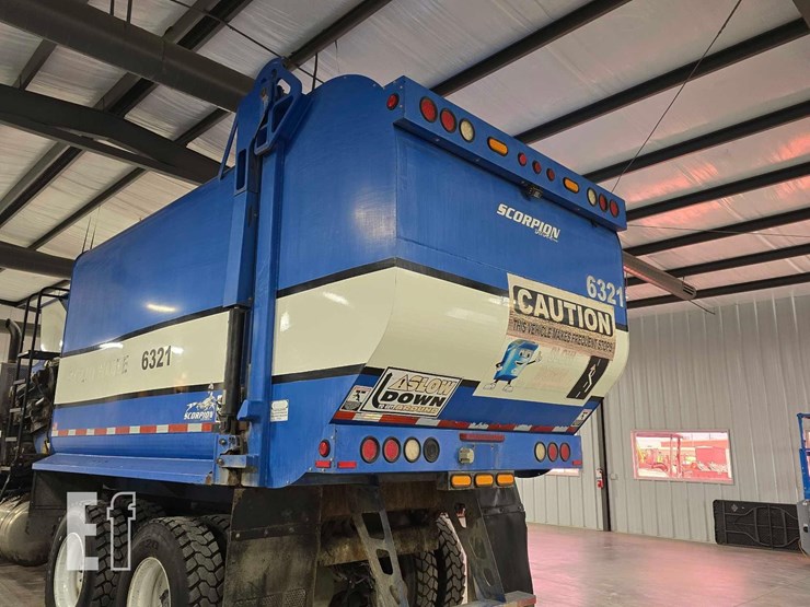 2017-peterbilt-320-image-18