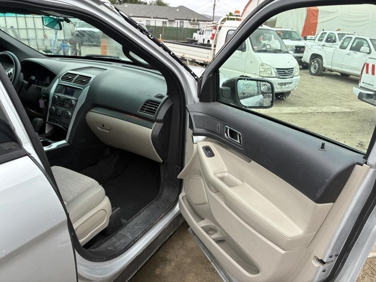 2015-ford-explorer-image-12