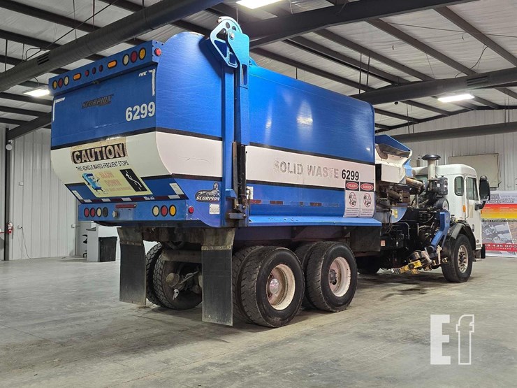 2015-peterbilt-320-image-3