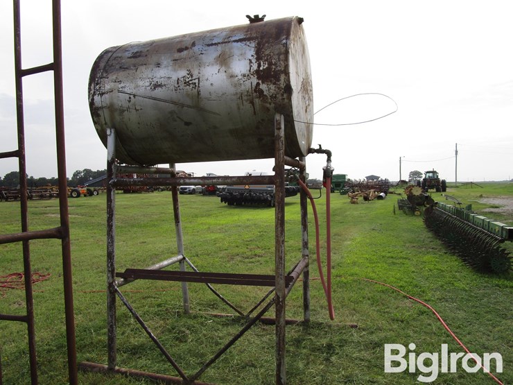 560-gal-fuel-tank-on-stand-image-9