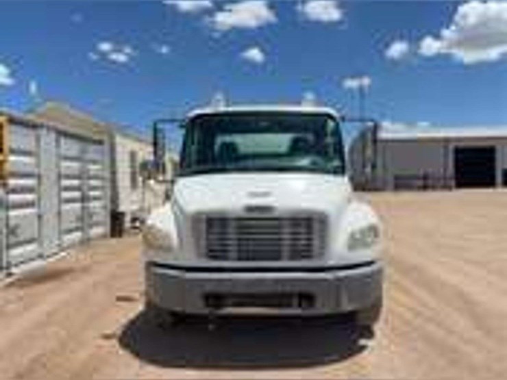 2007-freightliner-m2-106-image-6