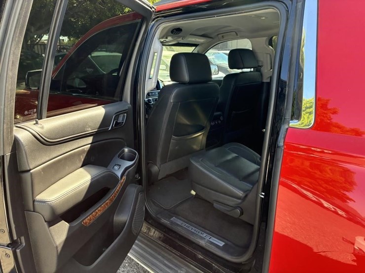 2018-chevrolet-suburban-image-18