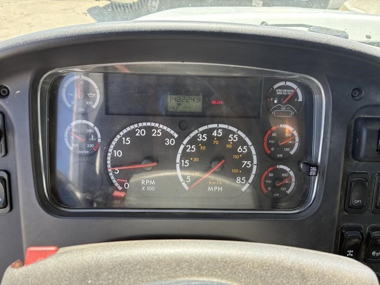 2013-freightliner-114sd-image-22