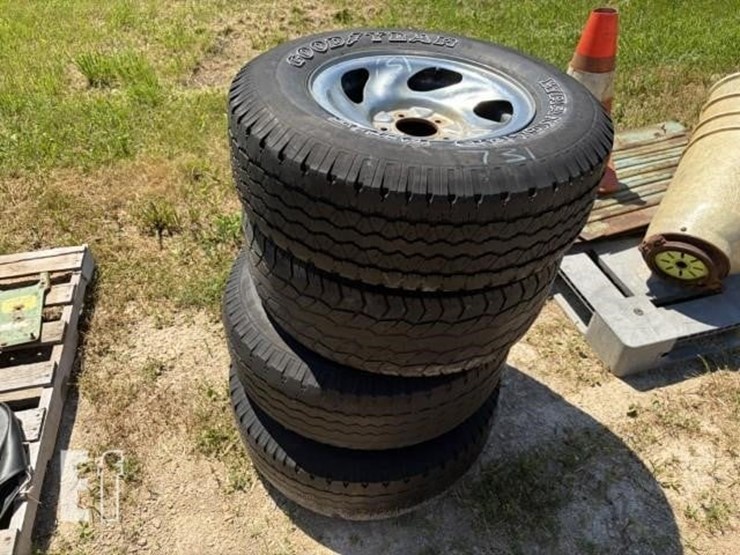 truck-tires-image-1