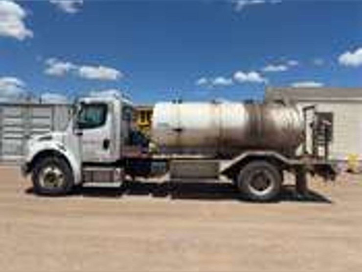 2007-freightliner-m2-106-image-5