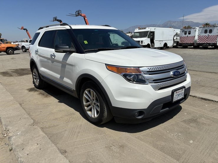 2011-ford-explorer-xlt-image-2