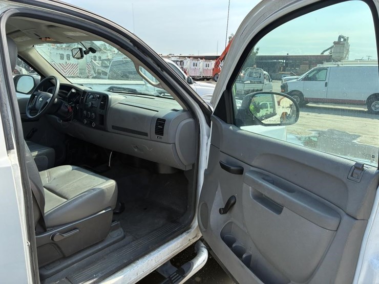2013-chevrolet-silverado-2500-image-13