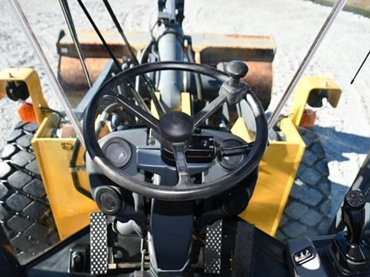 2017-deere-644k-image-26