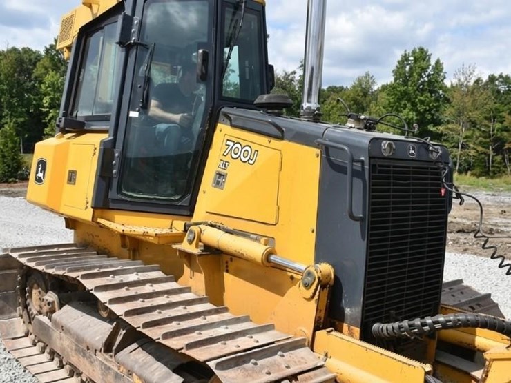 2008-deere-700j-xlt-image-37