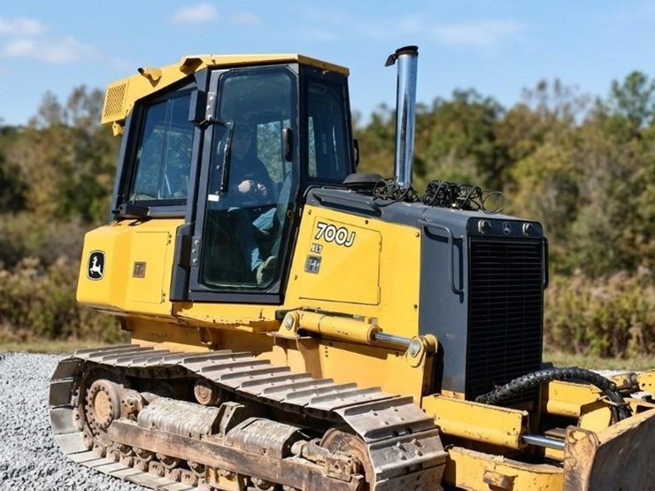 2008-deere-700j-xlt-image-11