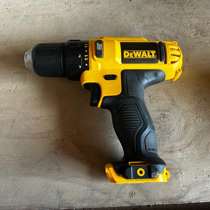 #39138 • DEWALT DRILL KIT