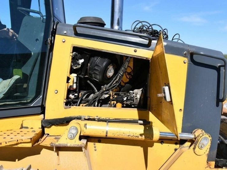 2008-deere-700j-xlt-image-13
