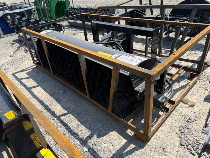 #2070-•-unused-mower-king-ssab72-skid-steer-angle-broom-ssab7226052301h-inv#51834-image-3