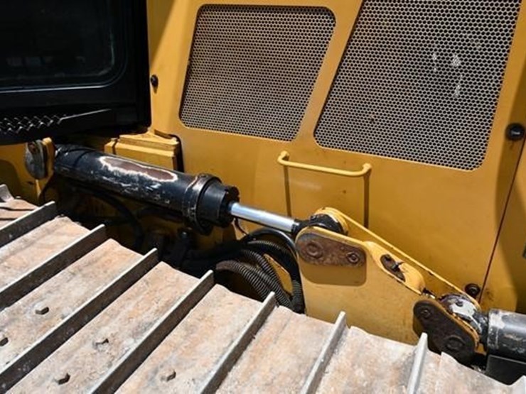 2016-caterpillar-d5k2-lgp-image-32