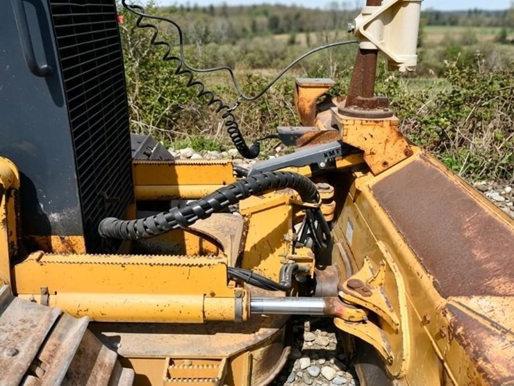 2008-deere-700j-xlt-image-38