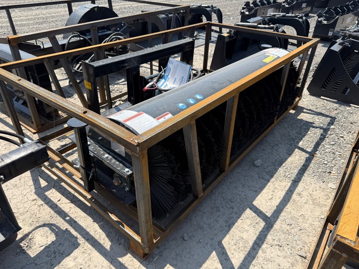 #2070-•-unused-mower-king-ssab72-skid-steer-angle-broom-ssab7226052301h-inv#51834-image-4