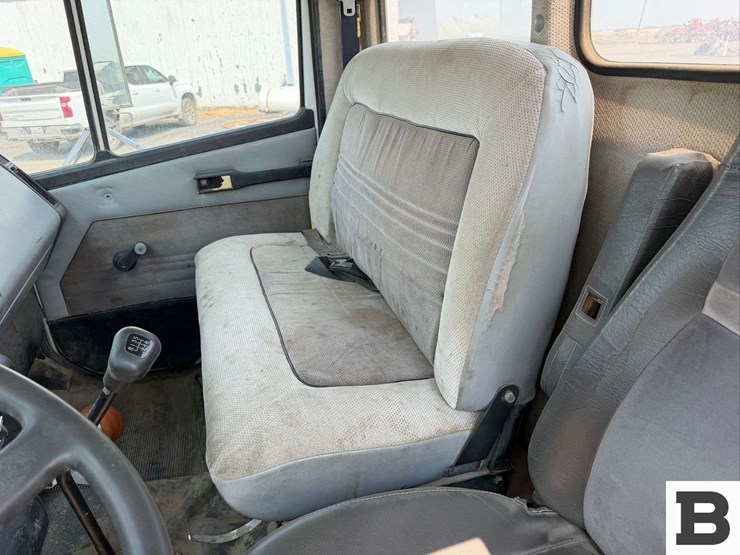 1992-freightliner-fl70-image-41