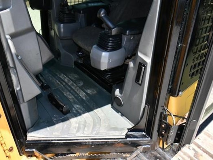 2016-caterpillar-d5k2-lgp-image-16