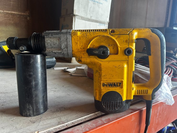 #1158-•-dewalt-d25551-1-9/16in-rotary-hammer-image-3