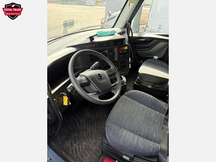 2026-volvo-vnl840-image-2