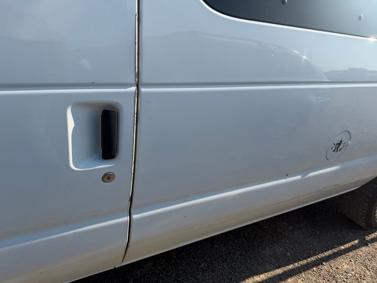 2013-ford-e350-image-31