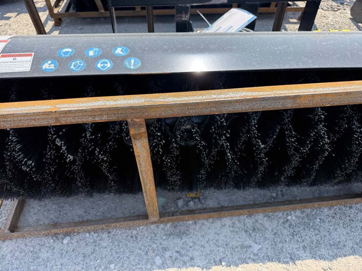 #2071-•-unused-mower-king-ssab72-skid-steer-angle-broom-ssab7226052302h-inv#51833-image-6