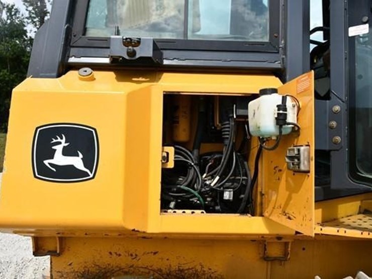 2008-deere-700j-xlt-image-34
